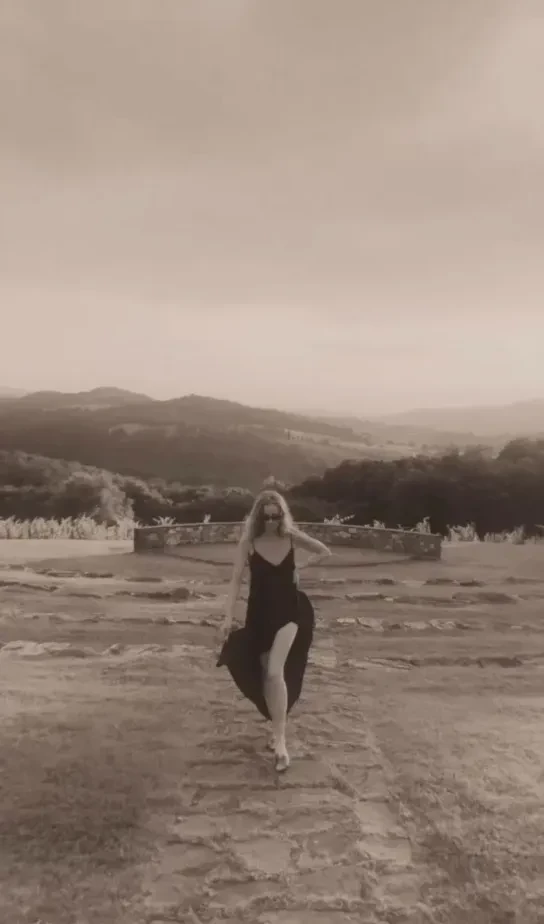 Светлана Ходченкова показала "походку кошки" в новом видео из Италии