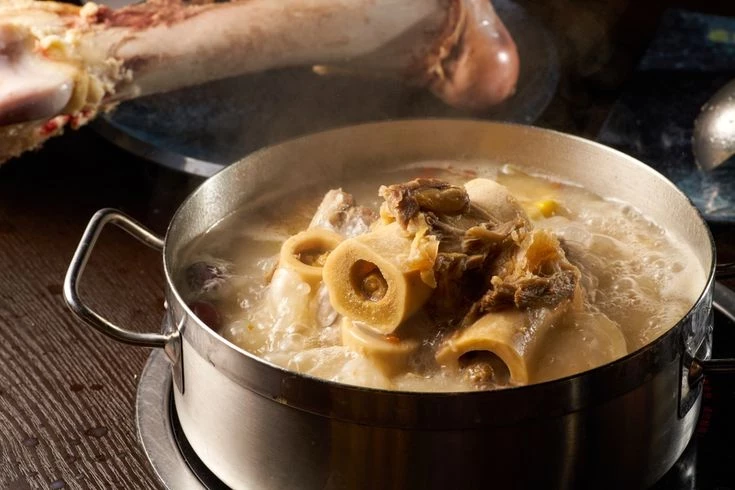 Натуральный источник коллагена: как сварить костный бульон, который омолаживает кожу