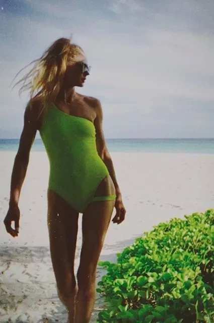 Светлана Ходченкова устроила "горячую" фотосессию на отдыхе с акцентом на ноги