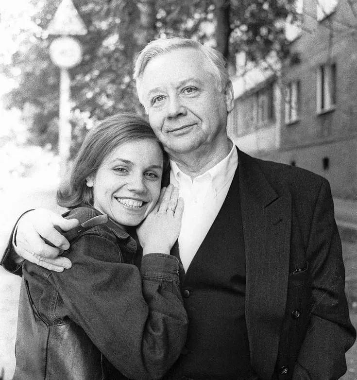 Марина Зудина показала архивные фото с Олегом Табаковым и их детьми