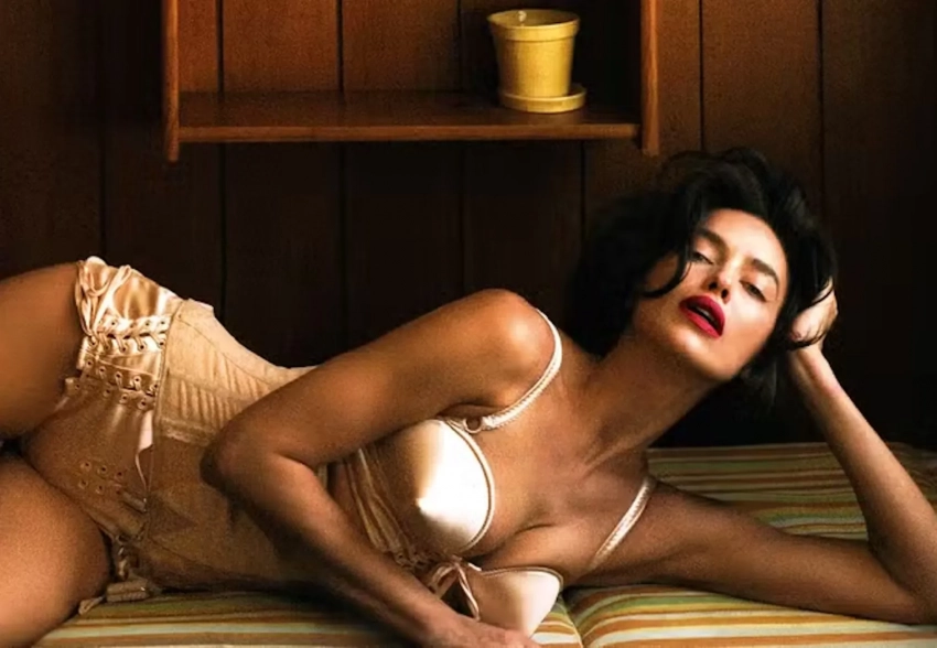 "Стараюсь передать это дочери". Ирина Шейк снялась для Vogue в нижнем белье и рассказала о дочери и критике внешности