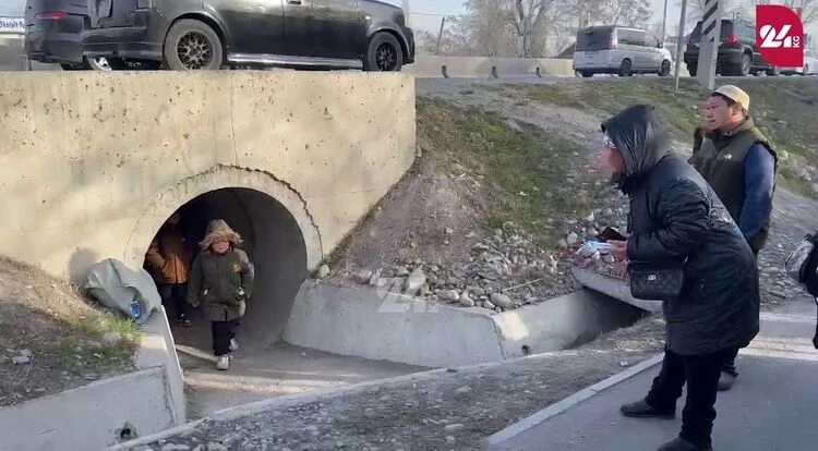 Школьники переходят дорогу через подземную трубу. Комментарий Минтранса