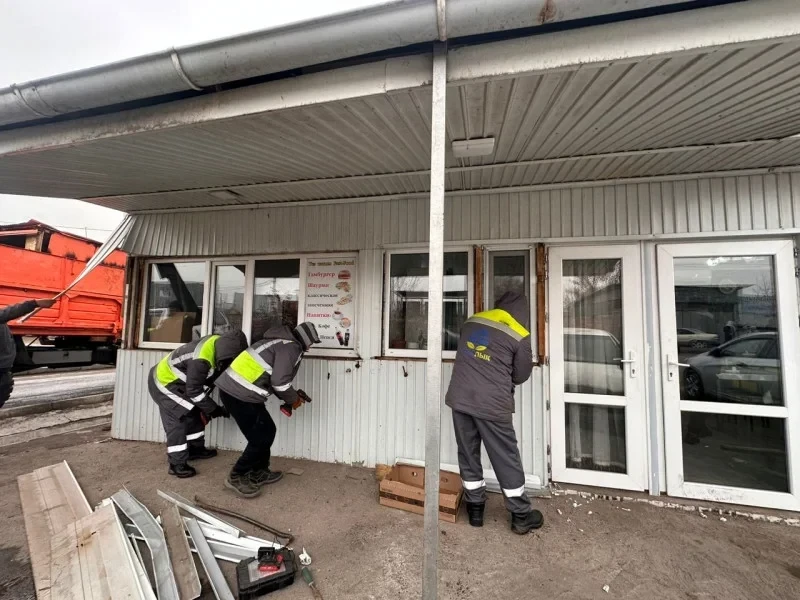 В Бишкеке демонтировали незаконные павильоны