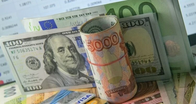 Рубль сильно просел, тенге тоже дешевеет. Курс валют на 12 декабря