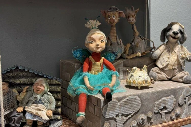 «Коварная овца» и душа из лоскутов: уникальная выставка кукол в Бишкеке