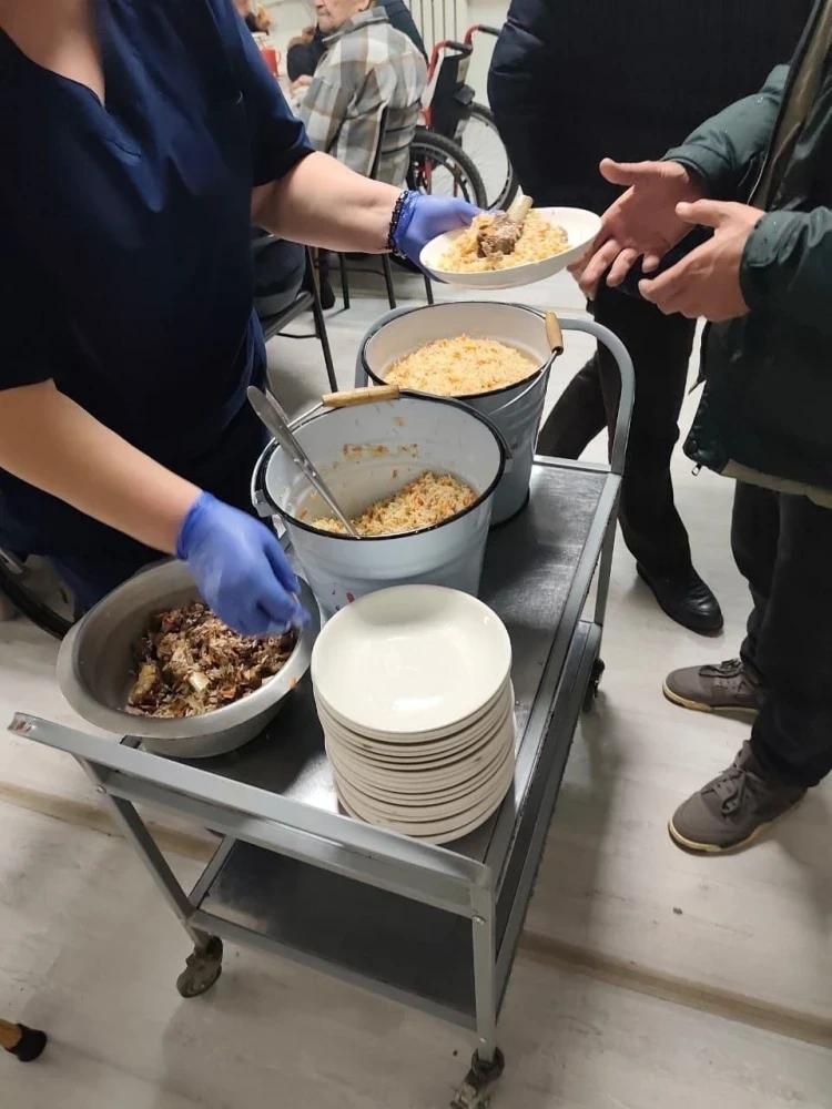 "Ярмарка на выходных" в Бишкеке делится добротой с социальными учреждениями