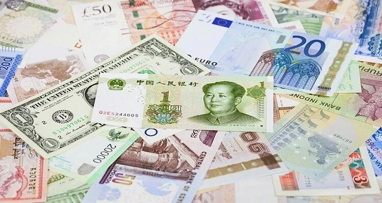 Сом второй день дешевеет ко всем валютам, кроме доллара. Курс на 17 декабря