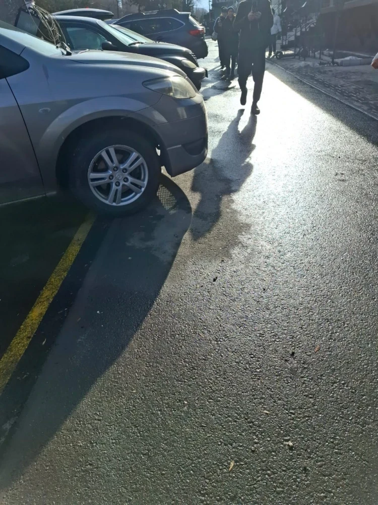 "Машины заезжают на тротуар". Пешеходы просят сделать бордюры