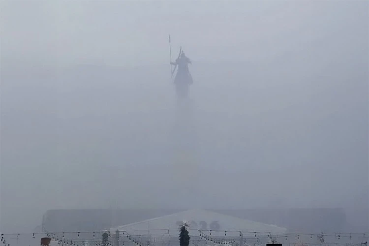 Манас растворился в тумане: фото с площади Ала-Тоо стало хитом соцсетей