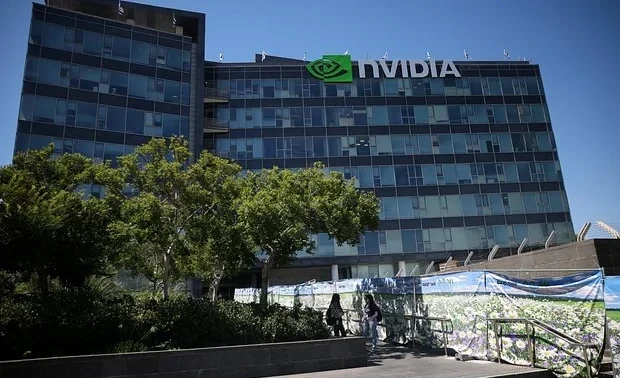 Самая дорогая компания мира купила акции слабеющего техногиганта