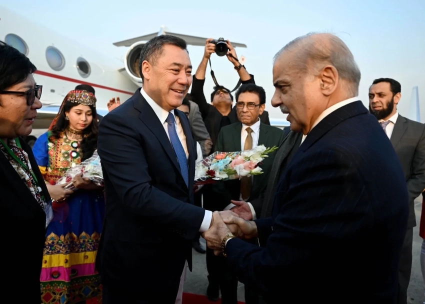 Садыр Жапаров удостоился высших почестей при прибытии в Пакистан - Алагозов
