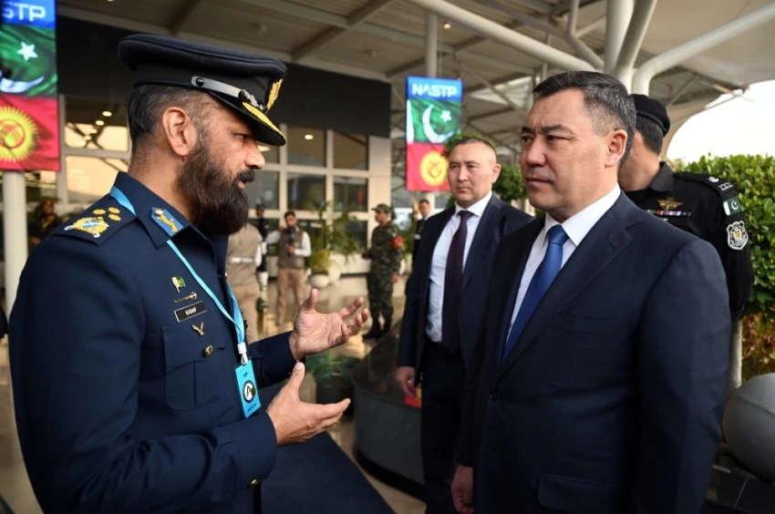 Садыру Жапарову в Пакистане продемонстрировали авиационную технику