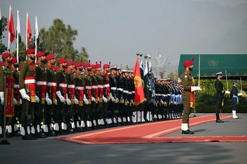 Садыр Жапаров и премьер-министр Пакистана начали официальные переговоры