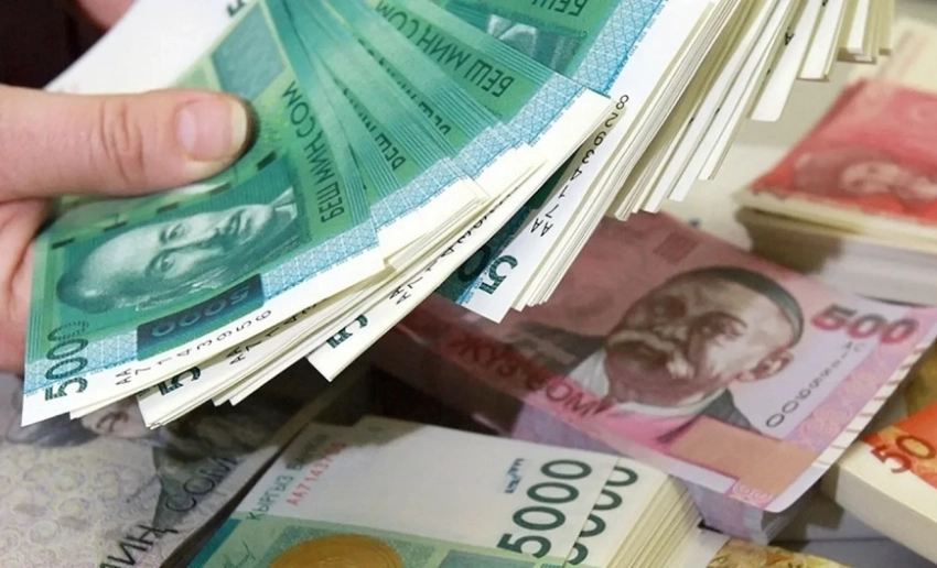 Кыргызстанцы предпочитают хранить сбережения в сомах