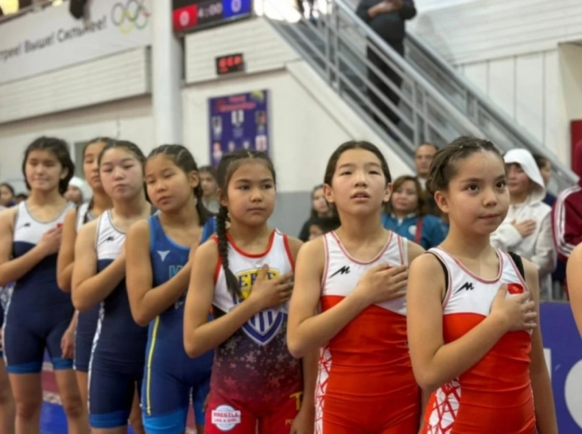 В Бишкеке состоялся открытый Кубок города по женской борьбе