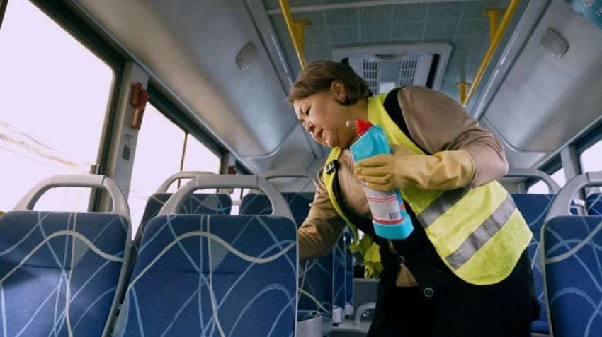 "Мусор, жвачки и рвота". Будни уборщиц городских автобусов