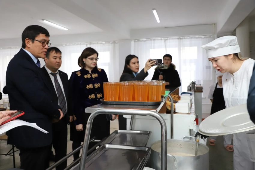 Эдиль Байсалов посетил школу в Бишкеке