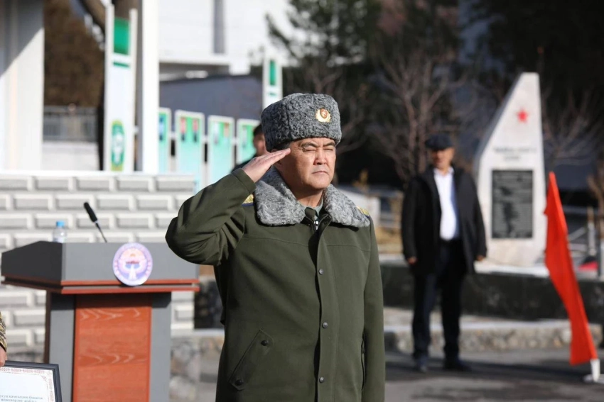 Камчыбек Ташиев наградил пограничников, устанавливавших ограждения на госгранице