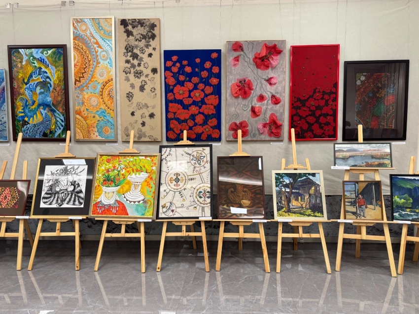 В Бишкеке открылась выставка работ международной творческой группы «Суйунчу»