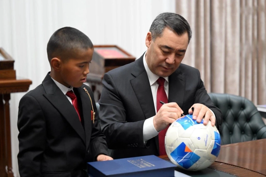 Сквозь метровый снег к школе. Президент вручил подарки маленькому Нурзаману