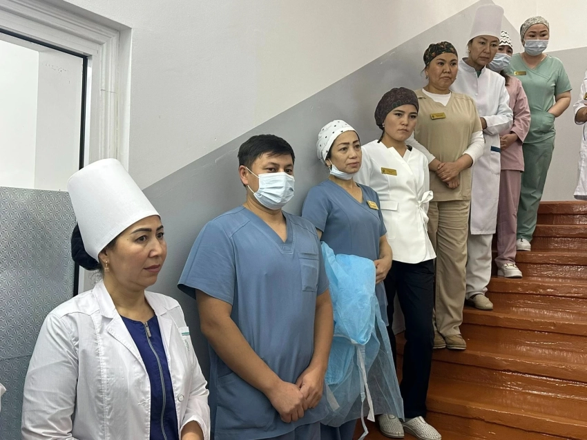 В Кызыл-Кие родились близнецы: полпред президента посетил обновленный роддом