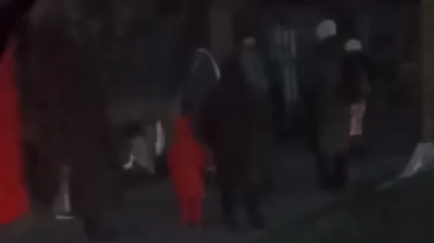 "Мерзнем у ворот и опаздываем на работу". Горожане жалуются на график работы детских садов