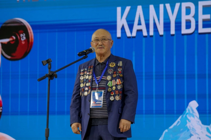 В Бишкеке проходит международный турнир по тяжелой атлетике