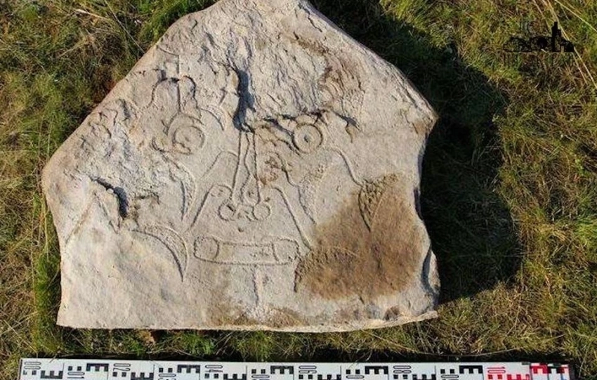 В Хакасии нашли уникальное древнее изображение с лунным календарём