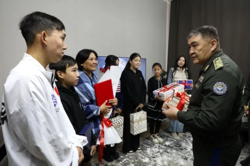 Камчыбек Ташиев подарил в Караколе квартиру матери-одиночке шестерых детей