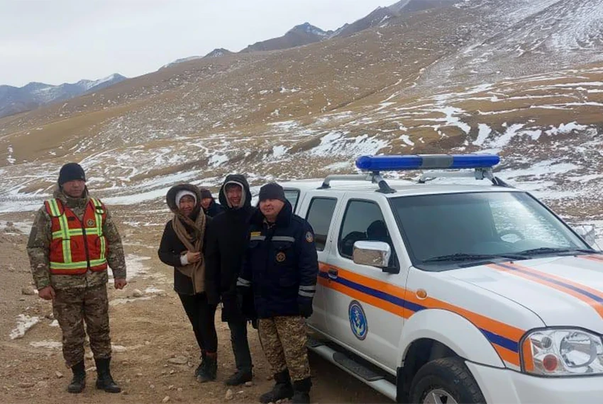 В Иссык-Кульской области спасены двое жителей, застрявших в горах на машине