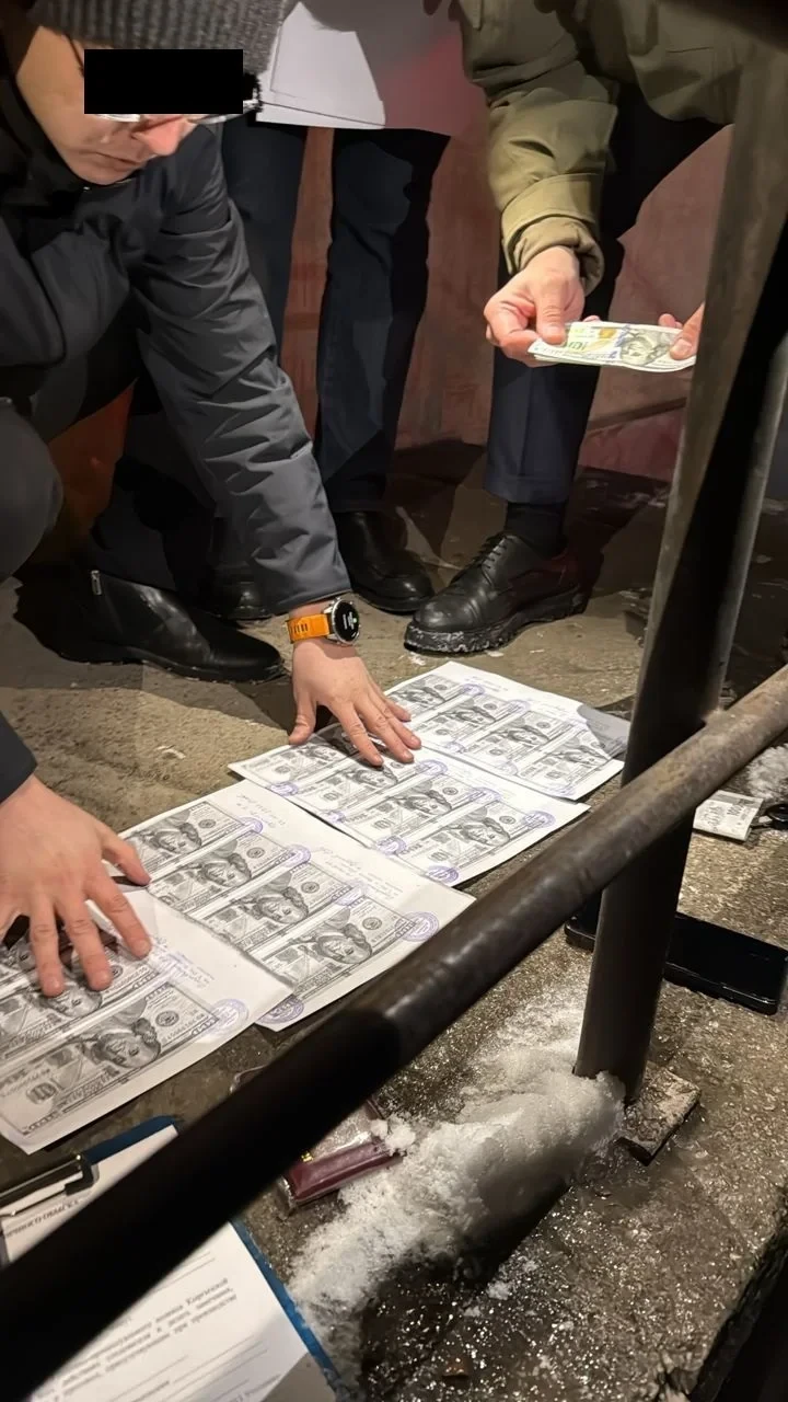 Следователи ОВД в Ошской области задержаны при получении взятки