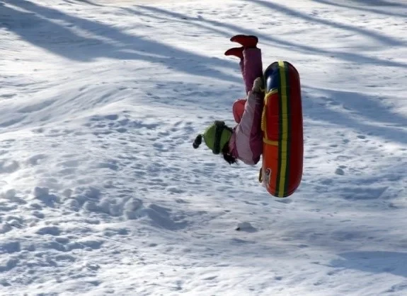 Почти 50 пострадавших за выходные. Врачи предупредили об опасности тюбинга