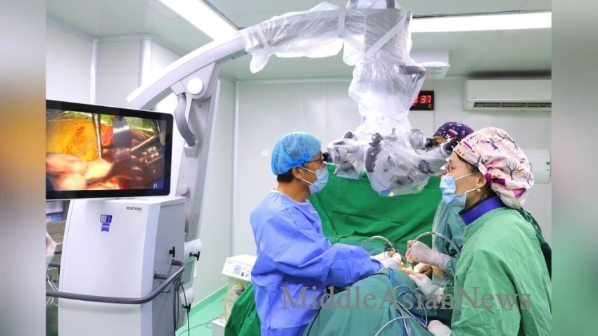 Хирурги Национального центра травматологии успешно провели микроскопическую операцию на позвоночнике. Фото