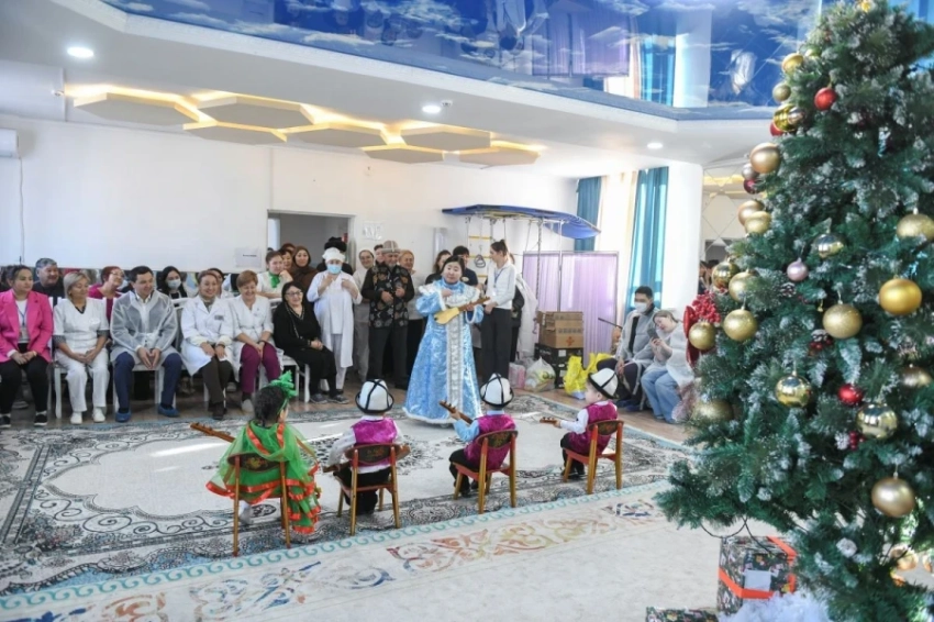 Глава Минздрава посетил отделение детской онкологии в Бишкеке