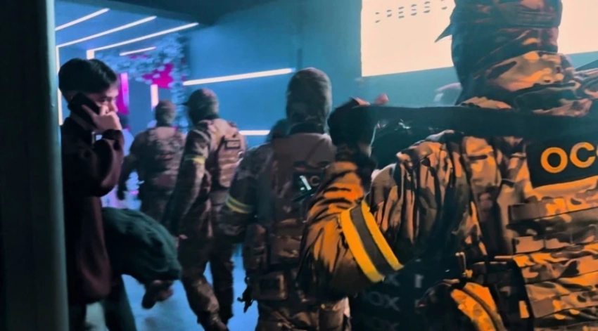 Кинологи с собаками ищут наркотики в ночных клубах Бишкека