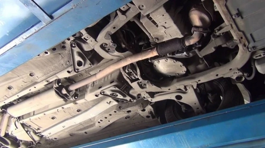 В Жогорку Кенеше предложили штрафовать тех, кто ездит без катализаторов