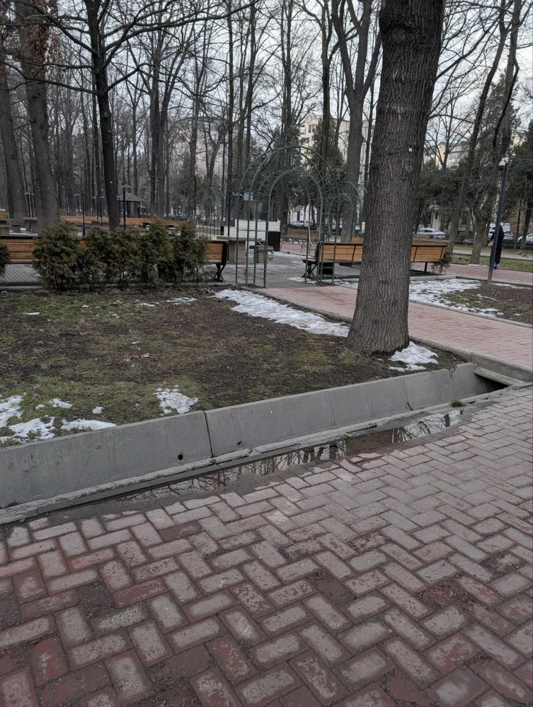 Call-центр: на проспекте Эркиндик уже год течет вода из-под земли