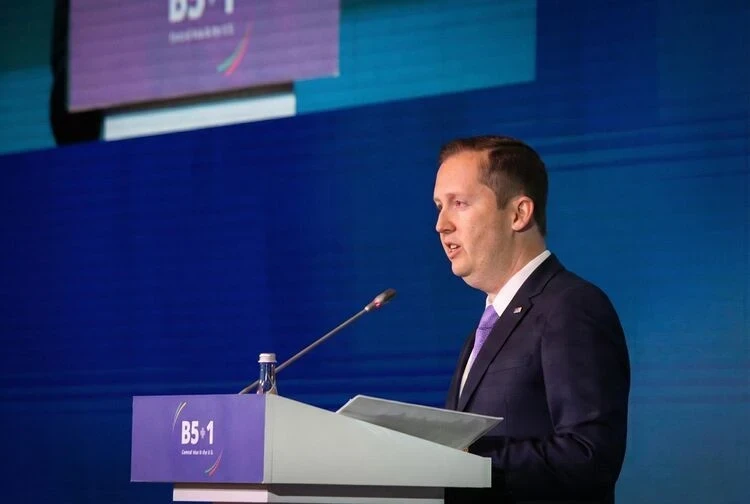 Спецпосланник Трампа объяснил причины ужесточения визовых правил для КР