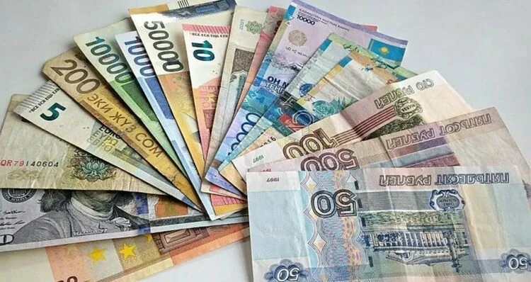 Рубль продолжает дешеветь, тенге заметно подорожал. Курс валют на 5 февраля