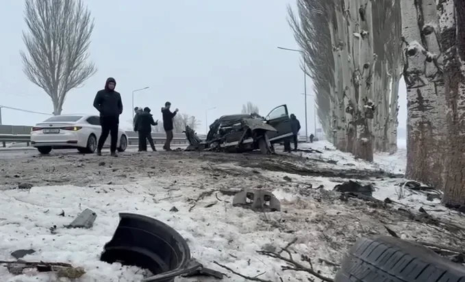 По дороге в аэропорт «Манас» произошло ДТП, пострадал водитель