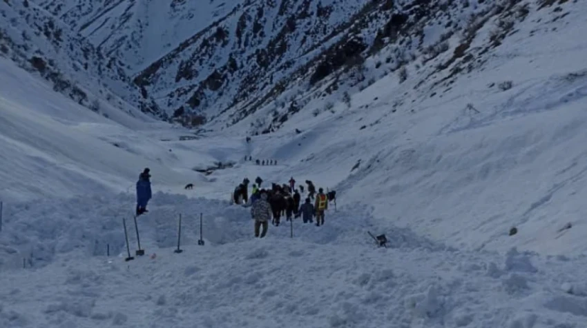 Спасатели нашли тело человека, оставшегося под лавиной в Ошской области