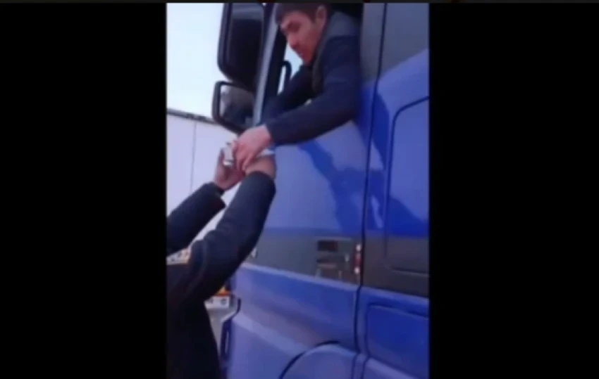 Милиция Кыргызстана предоставила горячее питание водителям грузовиков на кыргызско-казахской границе