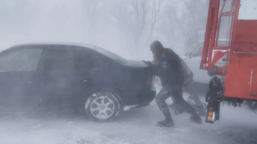 Спасатели МЧС Казахстана за прошедшие 7 суток из снежных заносов спасли и эвакуировали 96 человек