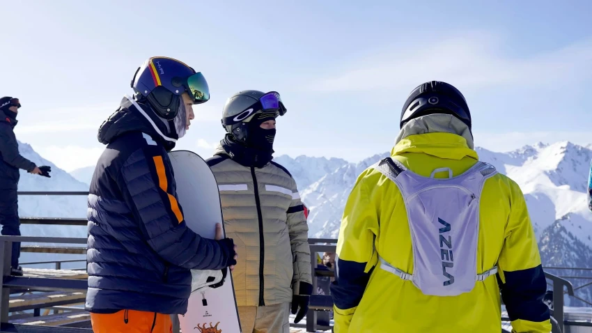 Садыр Жапаров показал Чанпэну Чжао зимний туризм Иссык-Куля