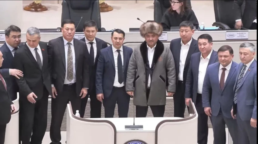 Депутаты подарили Нурланбеку Тургунбек уулу тебетей и чапан