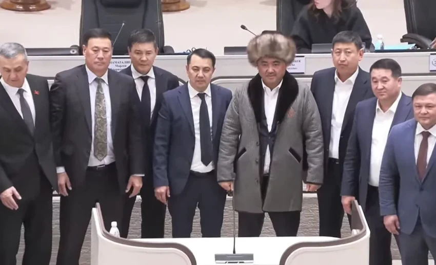 Депутаты проводили экс-спикера, надев на него чапан и тебетей