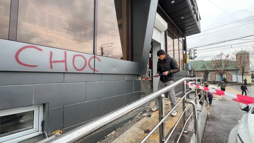 После жалоб жителей в Оше сносят кафе «Аль Мансур» и «Абу Бакр»